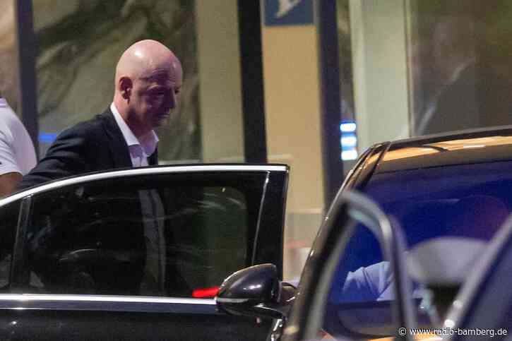 Nach Krisenrunde: Infantino mit Generalsekretär im Stadion