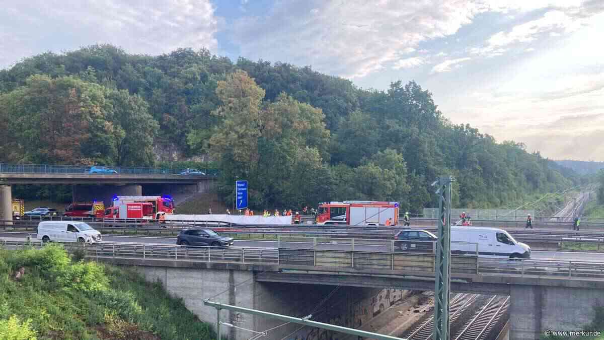 Pkw schleudert von A3 auf Gleisbett: Autobahn und Bahnstrecke in der Oberpfalz gesperrt – drei Tote