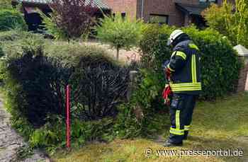 FW-AUR: Heckenbrand abgelöscht / Feuerwehr rät zu Vorsicht