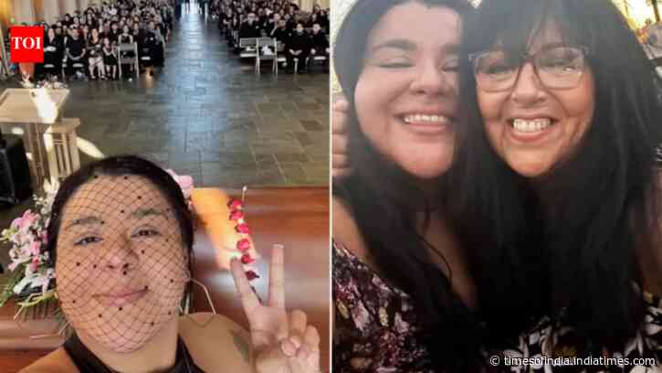 "This is the last picture with my mom": Woman asks 300 funeral guests to join one final selfie with her mother, the viral moment is touching millions