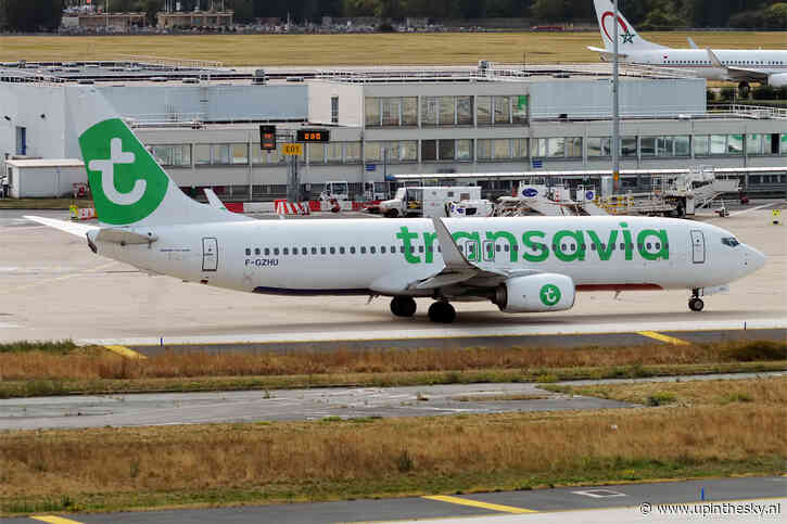 Boeing 737 van Transavia wijkt uit met noodmelding (7700)