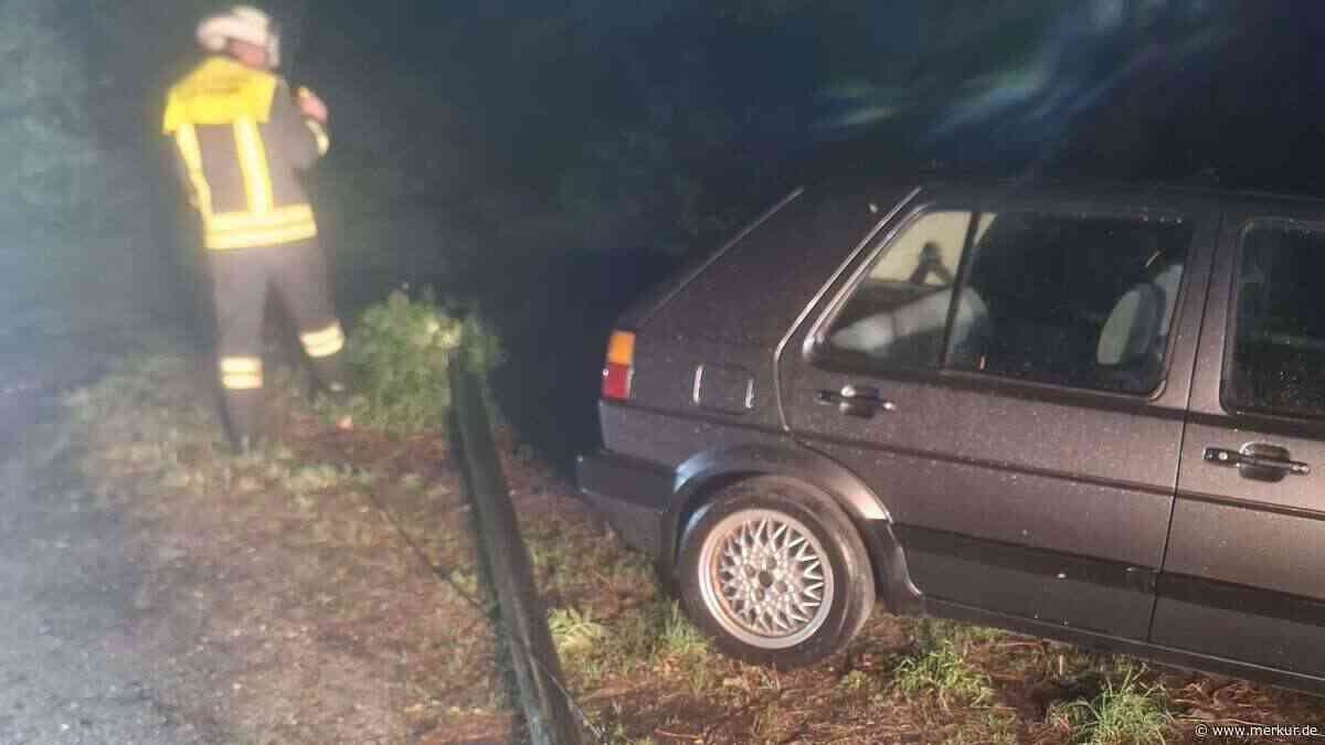 Unwetter in Oberbayern: Umgestürzter Telefonmast verfehlt Auto um wenige Zentimeter