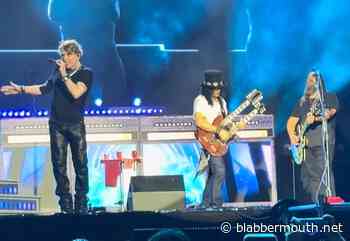Watch: GUNS N' ROSES Joined By CHRIS STAPLETON For 'Knockin' On Heaven's Door' Performance In Toronto