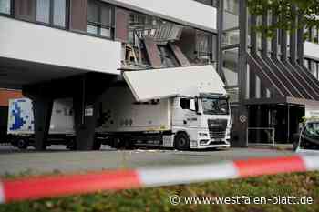 Lkw reißt Fassade an Bürogebäude herunter