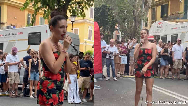 “Credo nei valori di questo spazio, rappresenta accoglienza e solidarietà. Per Roma è importante”: Ditonellapiaga fa ballare gli sfollati di Spin Time