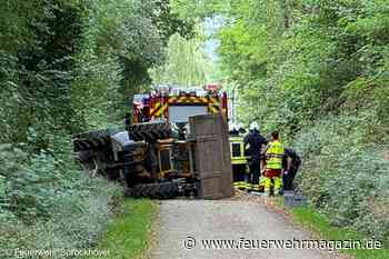 Feuerwehr befreit Person unter umgestürztem Radlader