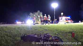 Motorradfahrer stürzt mit Sohn in Baum-Busch-Gehölz – beide schwer verletzt