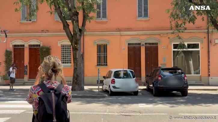 Le canzoni di Francesco Guccini a tutto volume in via Paolo Fabbri: il video da Bologna