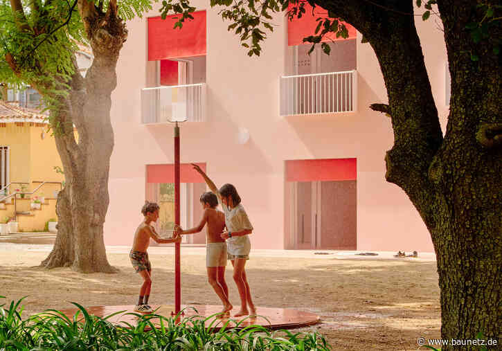 Außendusche und Open-Air-Zimmer - Kindergarten in Katalonien von Sarquella Torres und Marc Riera