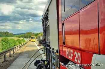 FW Stockach: Brennender Wohnwagen auf der Autobahn.