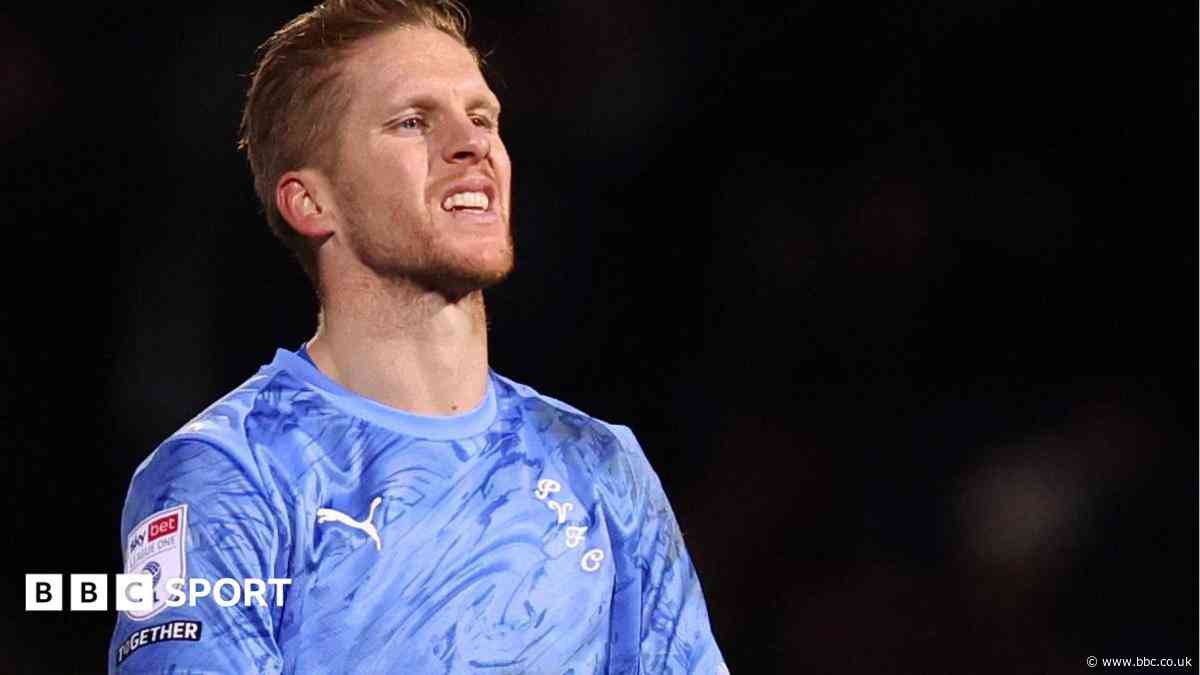 Burnley bring in experienced goalkeeper Amos
