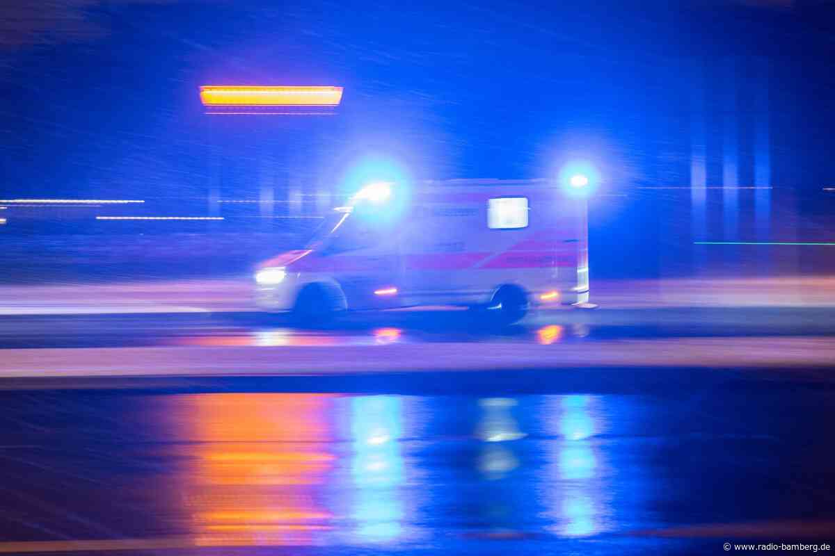 Auto erfasst zwei Fußgänger – Mann in Lebensgefahr