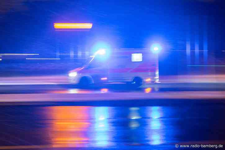 Auto erfasst zwei Fußgänger – Mann in Lebensgefahr