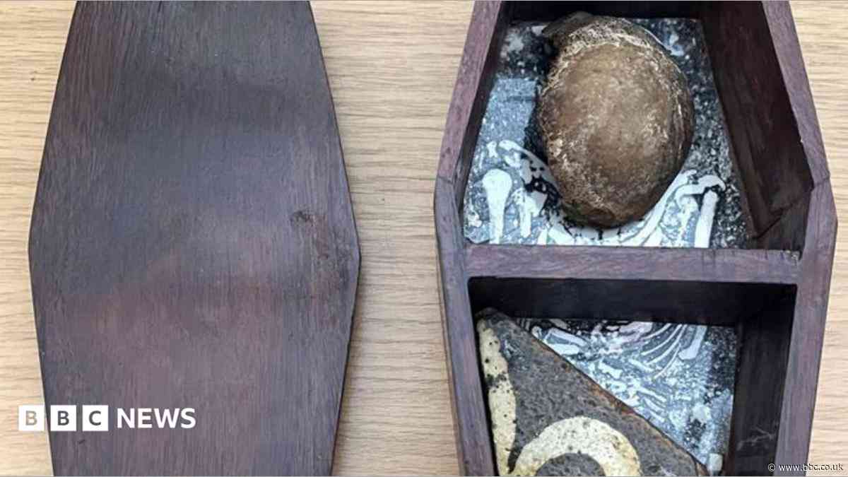 Abbot's kneecap returned 70 years after being stolen
