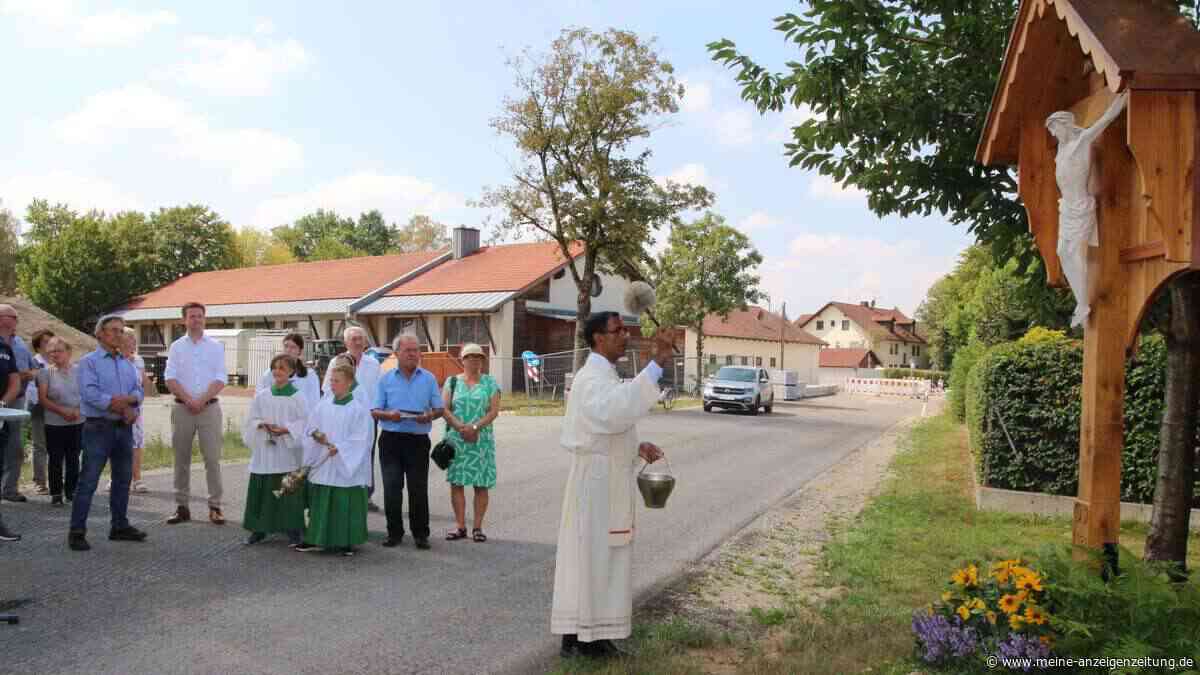 Feldkreuz aus dem Ersten Weltkrieg wird gesegnet – ein Detail ist geblieben