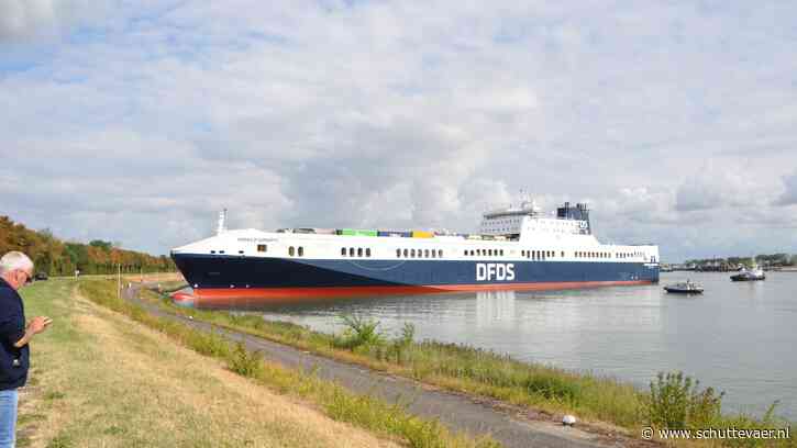 RoRo-schip Primula Seaways ligt dwars in Westbuitenhaven Terneuzen