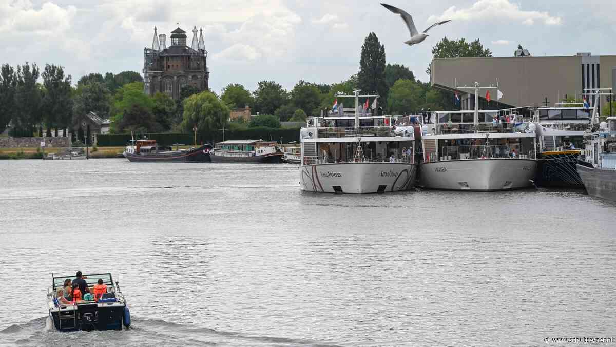 Cruiseschepen liggen driedubbel aan de Dordtse kade vanwege laagwater