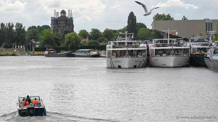 Cruiseschepen liggen driedubbel aan de Dordtse kade vanwege laagwater