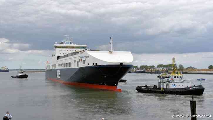 Sleepboten Multraship trekken vastgelopen 231-meter schip Primula Seaways los