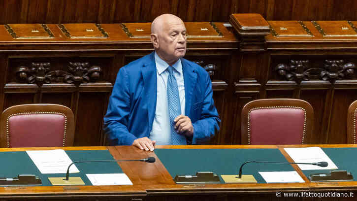 Nordio e il brindisi con Delmastro dopo il voto alla Camera sulle chat. “Col sì i pm avrebbero letto i suoi dialoghi con Meloni”. Ma il telefono sequestrato è di Caroccia