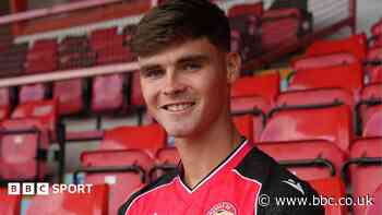 Walsall sign Leeds midfielder Crew on loan