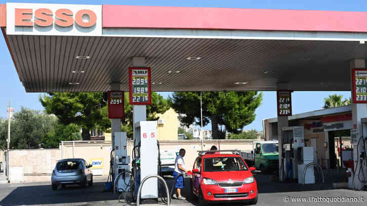 Carburanti, dopo il caro prezzi esplode il caso della benzina adulterata. Opposizioni e consumatori: “Ora anche la beffa, il governo si svegli”