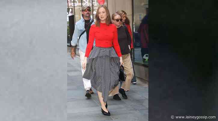 Hannah Einbinder: Great Reviews and Asymmetrical Skirts