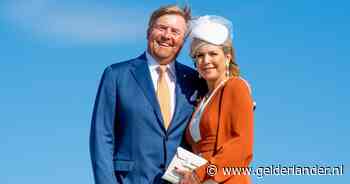 Koningspaar op vakantie: zelfs op zijn privéstrand ontsnapt Willem-Alexander niet aan verplichtingen