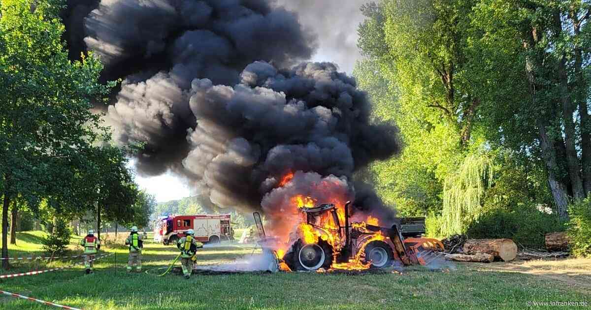 Rauchsäule in Bamberg: Traktor brennt vollständig aus