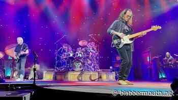 RUSH's ALEX LIFESON And GEDDY LEE Talk 'Crazy' Reaction To Band's 'Fifty Something' Tour, Possibility Of New Music