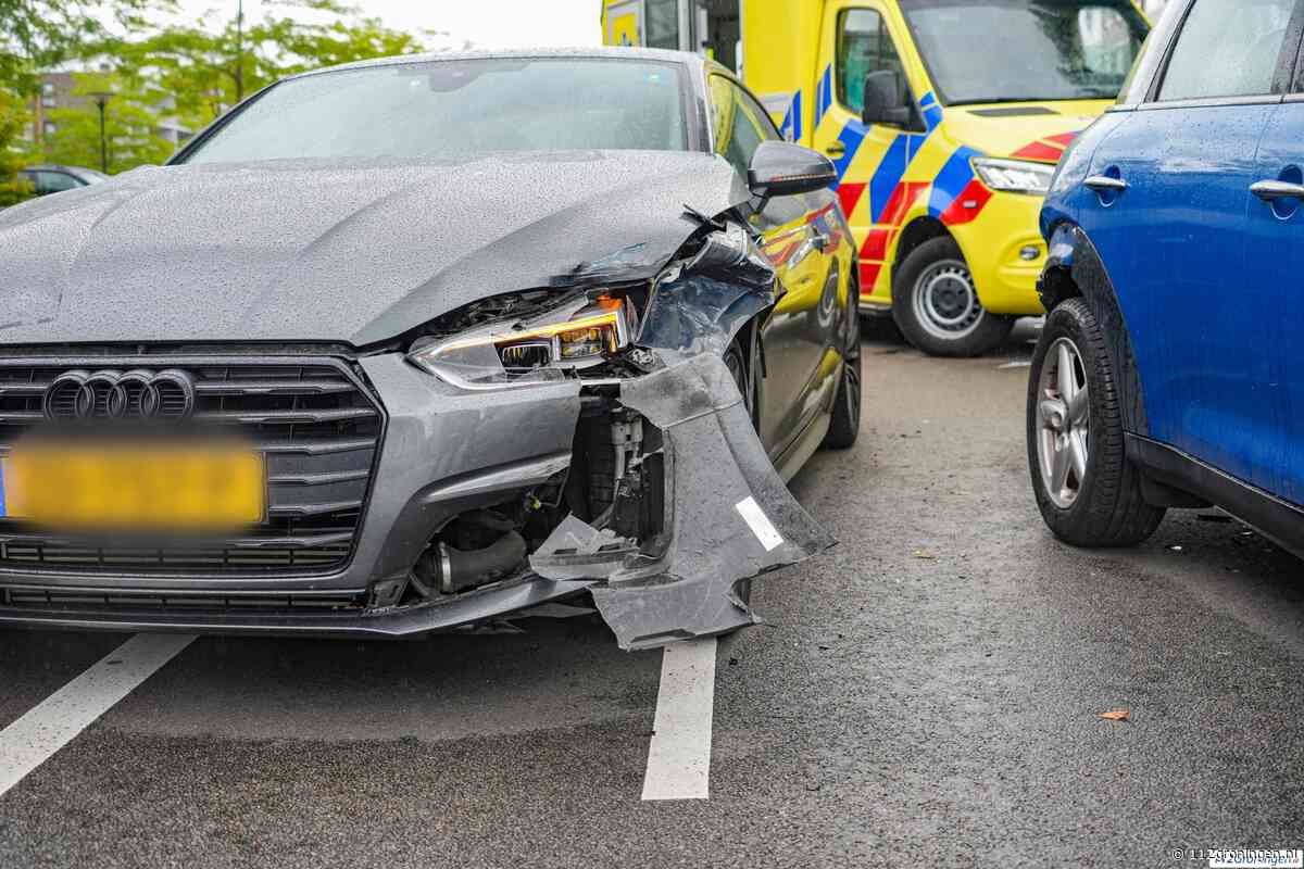 Drie auto’s botsen op elkaar bij Overwinningsplein in Groningen