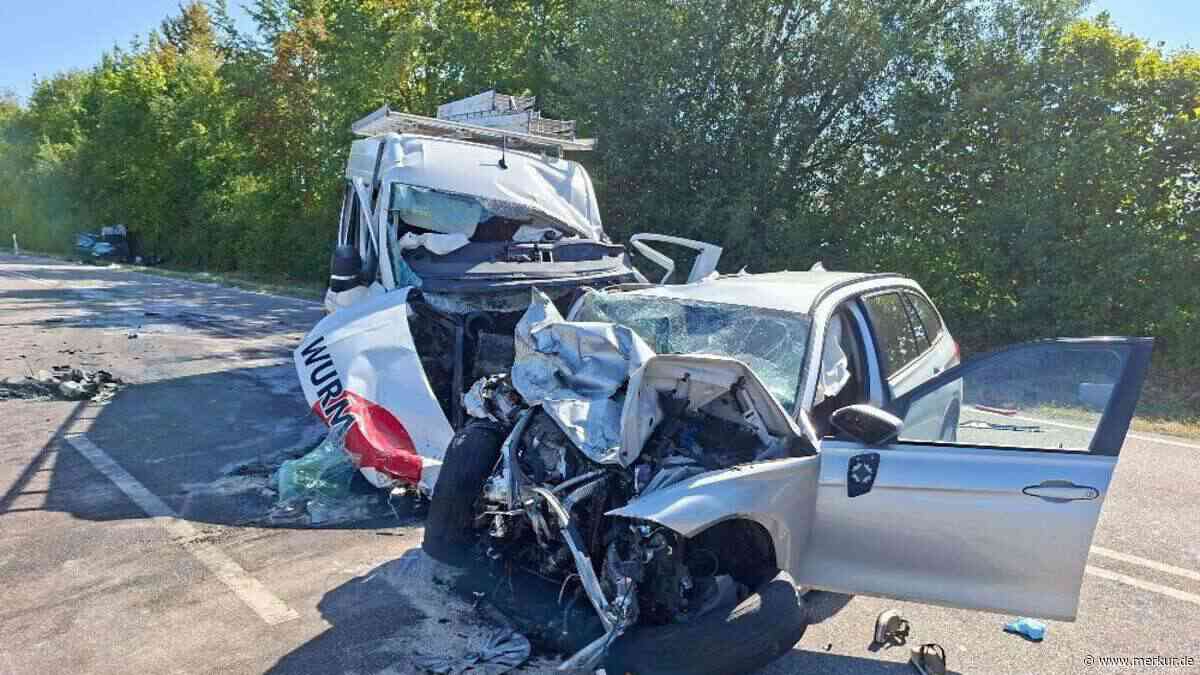 Kleinbus kracht frontal in Gegenverkehr: Fünf Schwerverletzte nach Unfall in Bayern