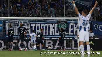 Hertha gewinnt Auftakt in Bochum – Fanbanner stoppt Partie