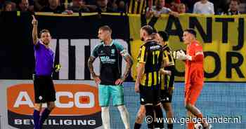 Vitesse-doelman Van den Berg diep door het stof na rode kaart: ‘Dit was gewoon oliedom’