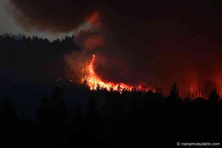 PHOTOS: Wildfire rapidly spreading, encroaching on Peachland, Summerland