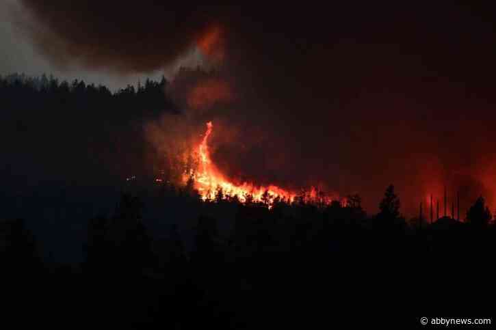 PHOTOS: Wildfire rapidly spreading, encroaching on Peachland, Summerland