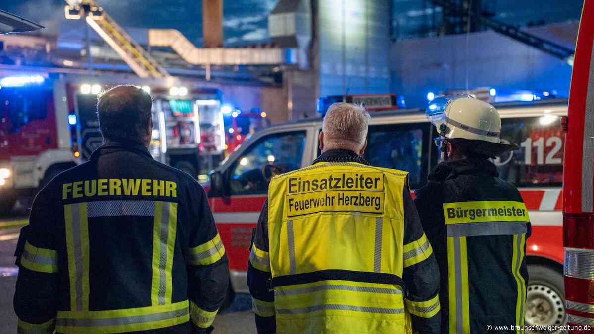 Heißer Dampf und herabfallende Trümmer: So erbittert kämpft die Feuerwehr gegen den Brand in Herzberg