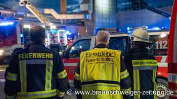 Heißer Dampf und herabfallende Trümmer: So erbittert kämpft die Feuerwehr gegen den Brand in Herzberg