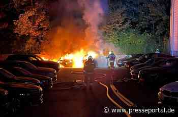FW Paderborn: Drei Pkw auf abgeschlossenem Hinterhof in Vollbrand Feuerwehr verhindert Ausbreitung