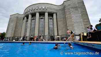 Berliner Volksbühne eröffnet Schwimmbad vor der Theatersaison