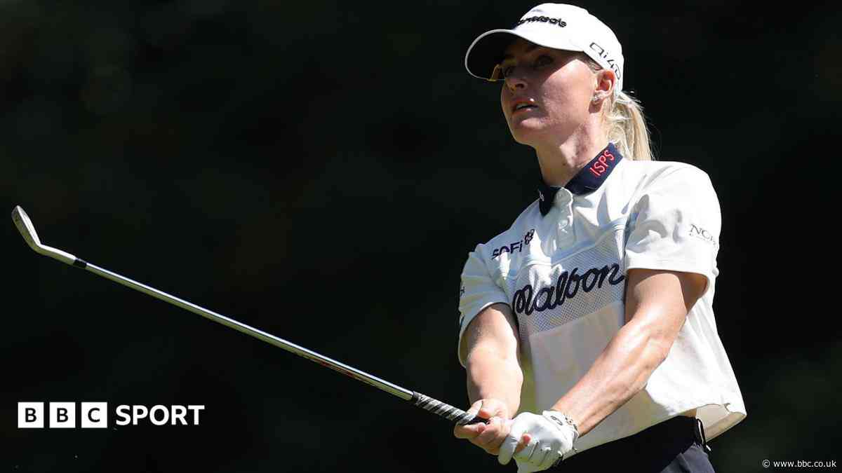 England's Hull closes in on Huang after historic 62