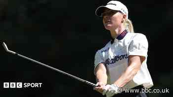 England's Hull closes in on Huang after historic 62
