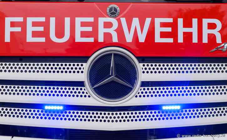 E-Fahrzeug und Wohnhaus stehen in Flammen