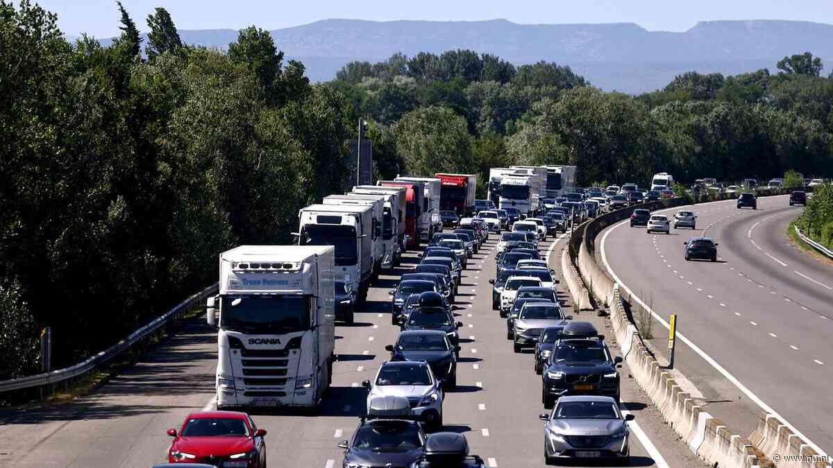 Lange files in en naar vakantielanden, 2 uur wachten bij Gotthardtunnel