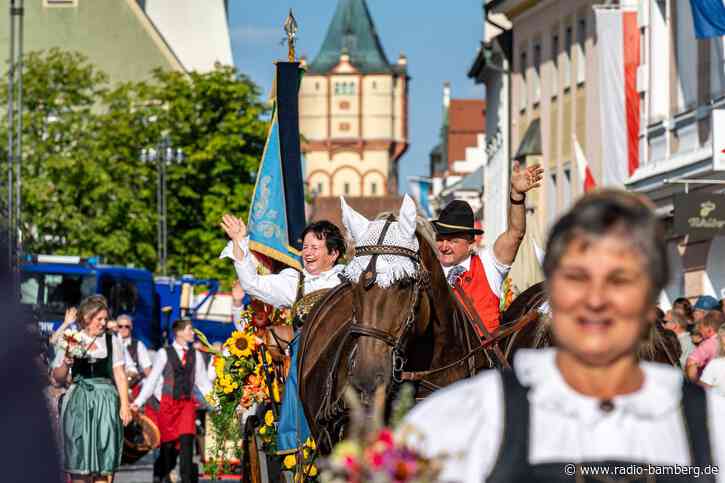 Männer klauen Plastikkrokodil auf Festgelände in Straubing