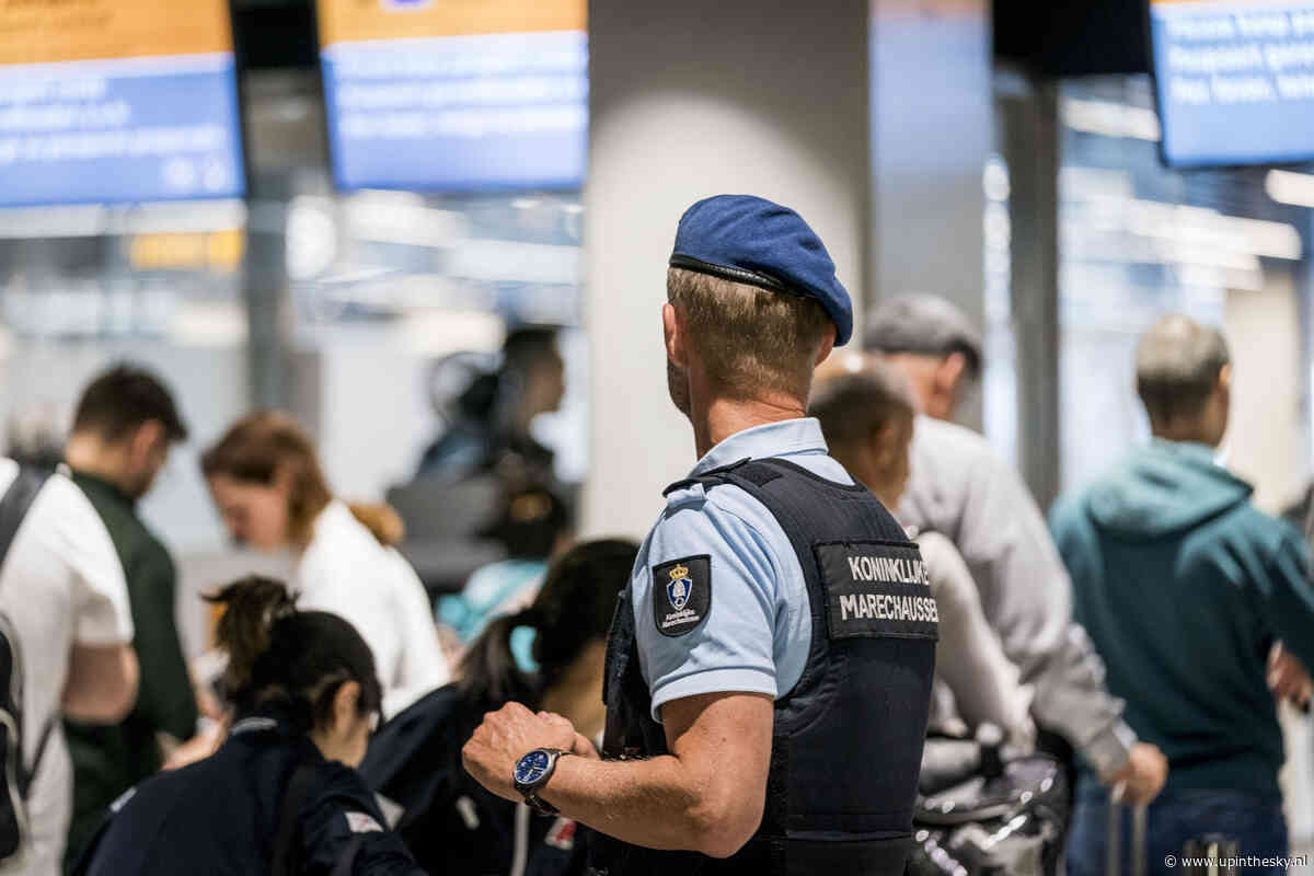 KMAR sleurt passagier uit vliegtuig op Schiphol: ‘Fucking listen’