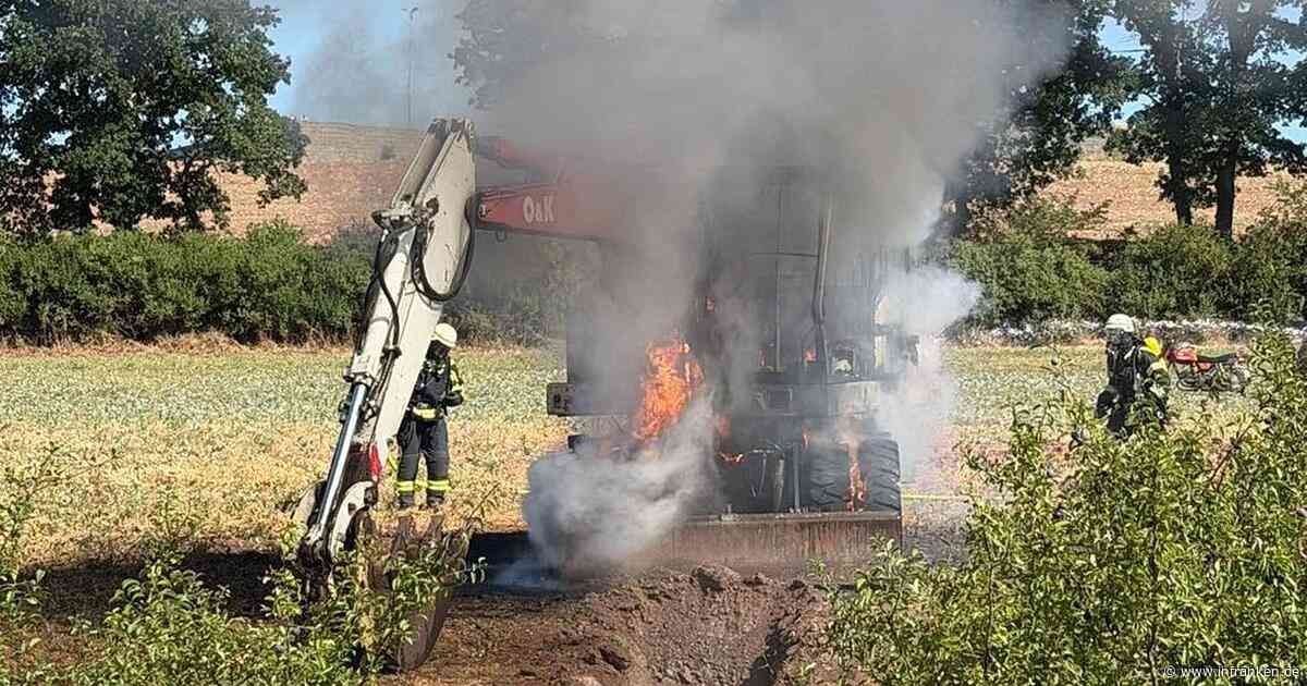Schlüsselfeld: Arbeiter merkt Dampf - plötzlich steht Bagger in Flammen