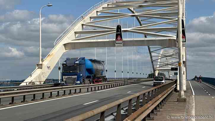 Borden in tien talen voor vrachtwagenchauffeurs: vermijd de Merwedebrug