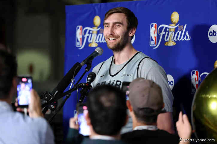Open Thread: Luke Kornet stops to help a local motorist
