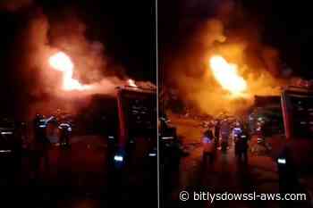 Reportaron incendio en las ruinas de la ferretería IP5 derrumbada por los terremotos en Caraballeda
